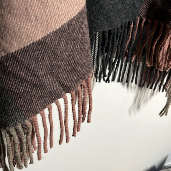 Etro Milano Wool Poncho - Picture 5 of 15